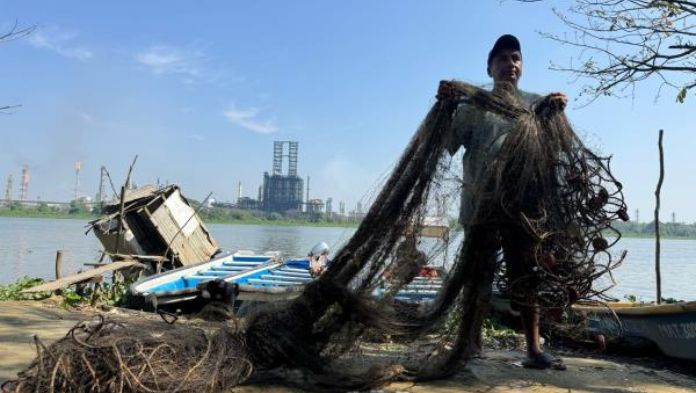 Urgen pescadores a Sheinbaum investigar persistente contaminación del río Coatza