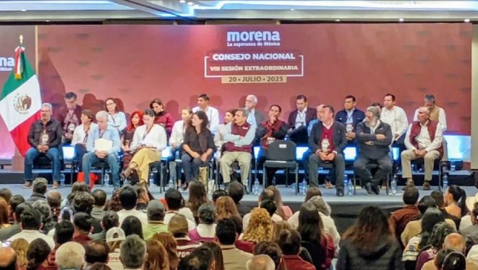 Morenistas arropan a Adán Augusto López al grito de “¡no estás solo!”, frente a nexos de su ex secretario de Seguridad con el crimen