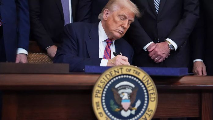 Trump amenaza con romper la alianza Delta-Aeroméxico y restringe los vuelos desde México