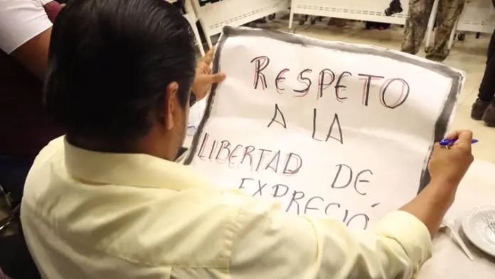 Denuncian a un periodista cada tres semanas en México; litigios buscan restringir libertad de expresión, advierte Artículo 19