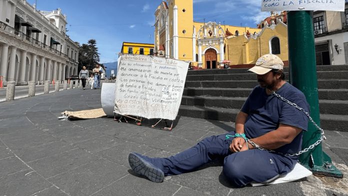 Ricardo Ordóñez reanuda protesta en Plaza Lerdo, de Xalapa; pide protección tras amenazas