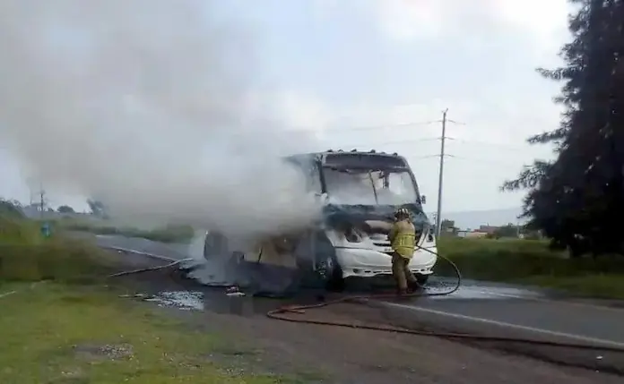 Comando incendia camión de pasajeros