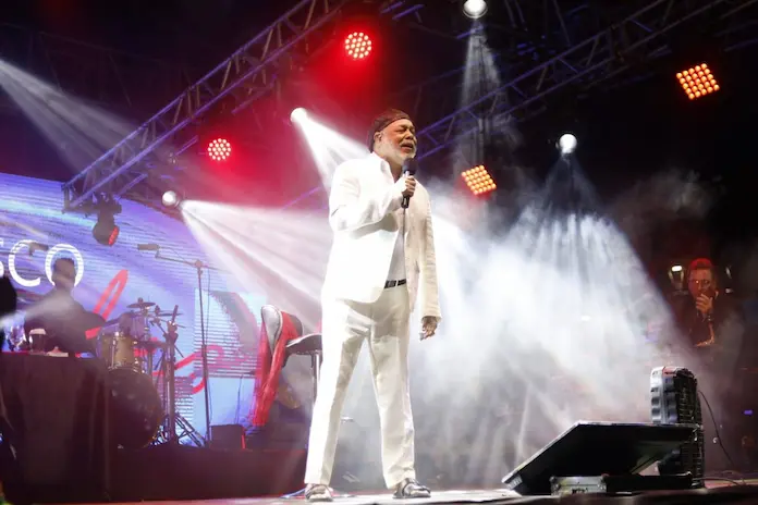 Francisco Céspedes llena de romanticismo la noche en Santiago Tuxtla