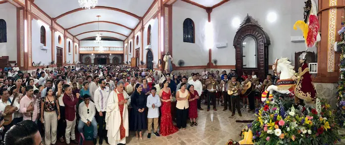 Cantan las tradicionales mañanitas al Santo Patrono Santiago Apóstol