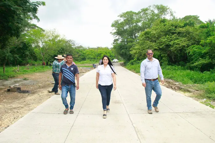 Supervisa Alcaldesa Kristel Hdez Topete obra en camino a Pueblo Nuevo del Mostal