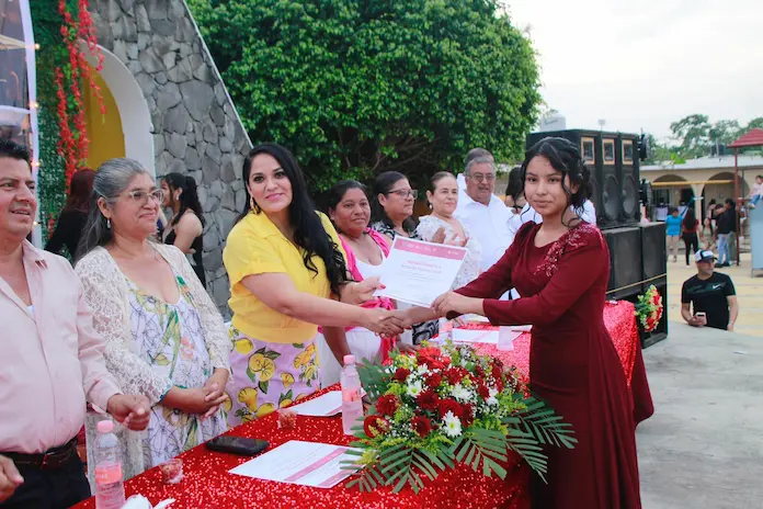 Felicita alcaldesa Kristel Hndez Topete a egresados del del Telebachillerato de Tres Zapotes