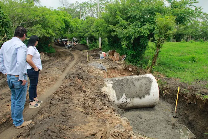 Alcaldesa Kristel Hernández Topete recorre el municipio supervisando obras