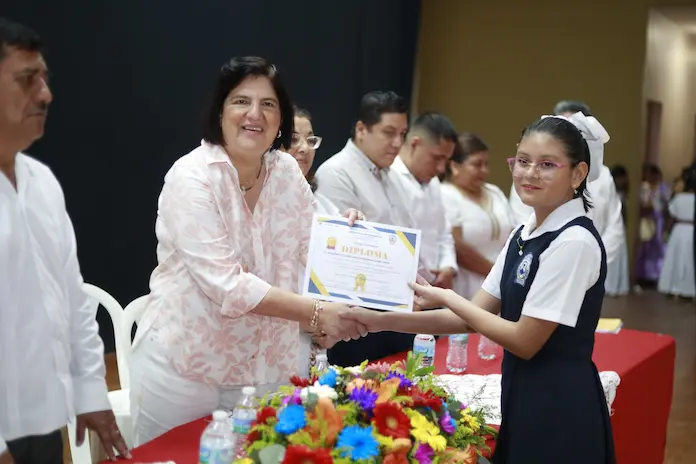 Alcaldesa de San Andrés Tuxtla, felicita a egresados de la generación 2019-2025 de la primaria José Ortiz de Domínguez
