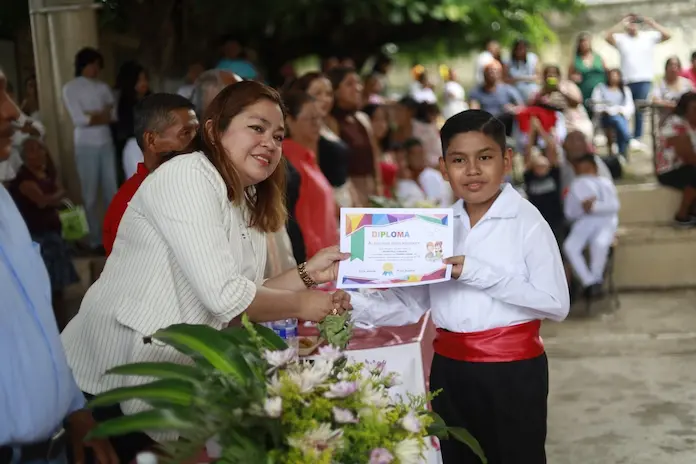 Autoridades Municipales acuden a Ceremonia de Clausura de la primaria Francisco Sarabia en San Andrés