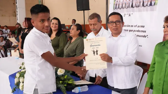 Acude regidor séptimo a ceremonia de graduación de la Escuela Telesecundaria » Rafael Ramirez «