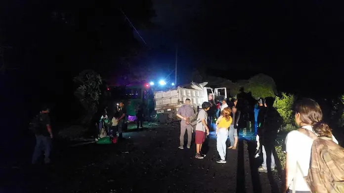 15 lesionados tras choque de autobús y camión de volteo en la entrada a Jalcomulco