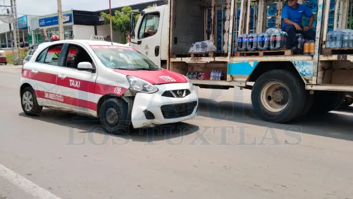 Choque de taxi y motociclista en San Andrés Tuxtla