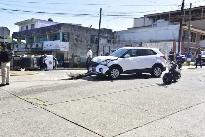5 lesionados deja choque de patrulla de SSP y camioneta