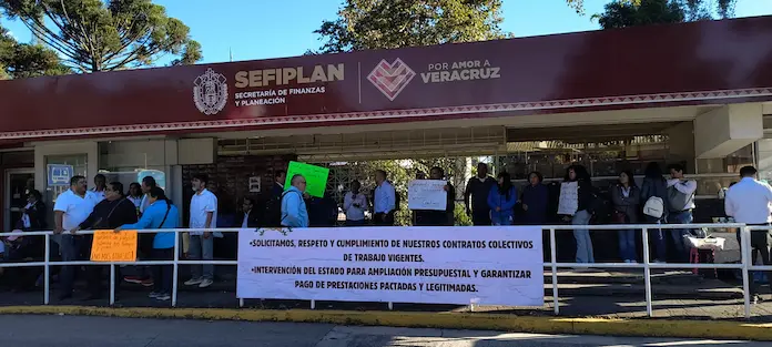 Protestan profesores de Tecnológicos de Veracruz en Sefiplan por adeudo salarial