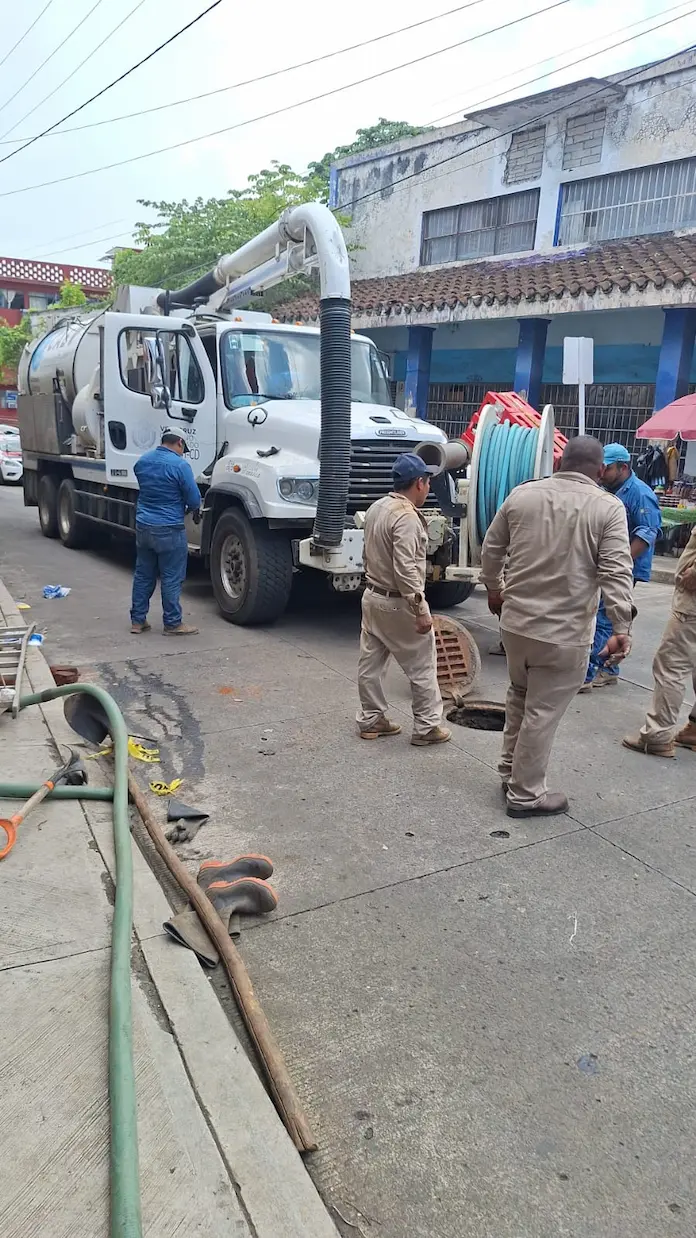 Realiza maniobras de desazolve en la intersección de la avenida Juárez y Adalberto Tejeda, en San Andrés Tuxtla