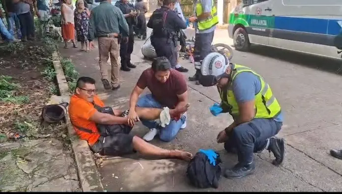 Hombre y n1ña con les1ones por accidente en moto