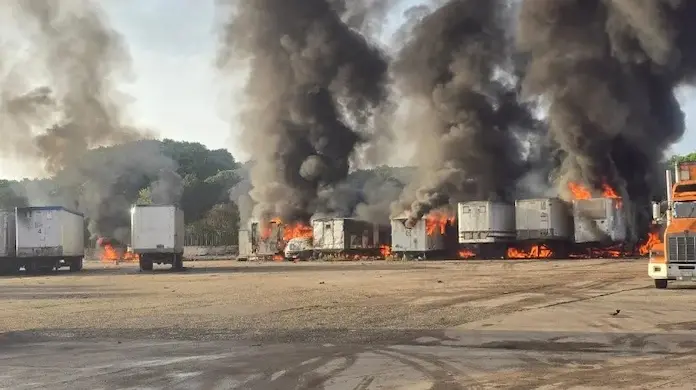 Incendio en Complejo Pajaritos quema cinco cajas de tráiler