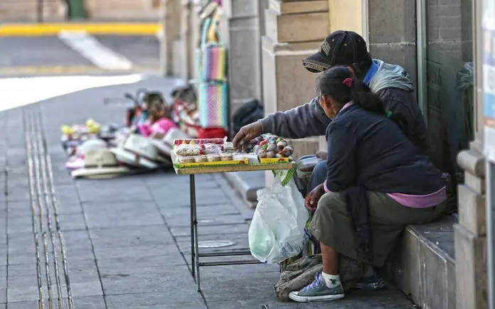 Aumenta pobreza laboral en México: el 35.1 % de la población vive con un ingreso que no cubre la canasta básica