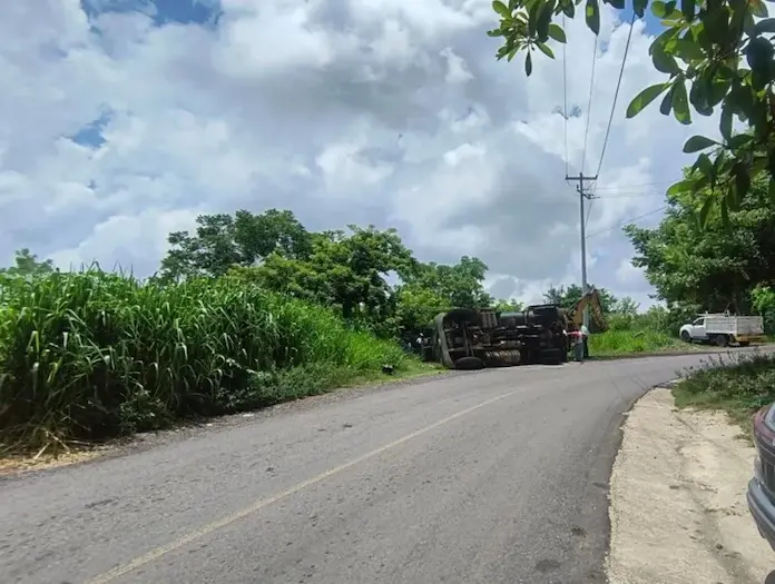 Camión de carga vuelca en carretera San Andrés – Ruiz Cortines