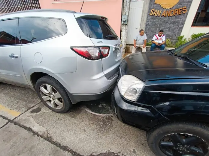 Choque múltiple en el centro de San Andrés Tuxtla deja cuantiosos daños materiales