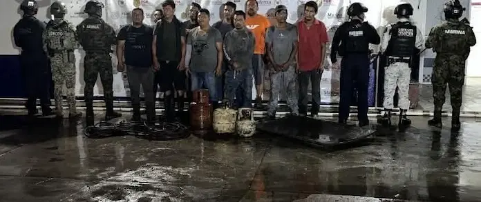 Detienen a 10 sujetos dentro de instalaciones abandonadas de Pemex en Las Choapas