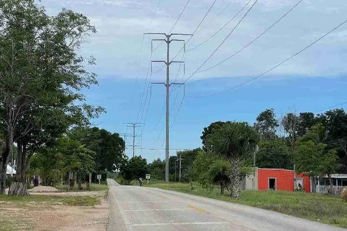 CFE electrifica el Tren Maya en comunidades de la Península de Yucatán sin luz y sin indemnizar a ejidatarios afectados
