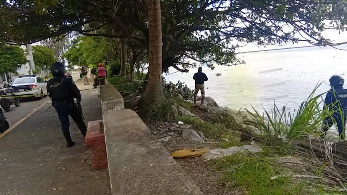 Hallan cadáver de hombre en rocas del malecón ribereño de Coatzacoalcos