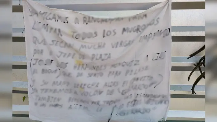 Manta con mensaje intimidante aparece en Ranchoapan