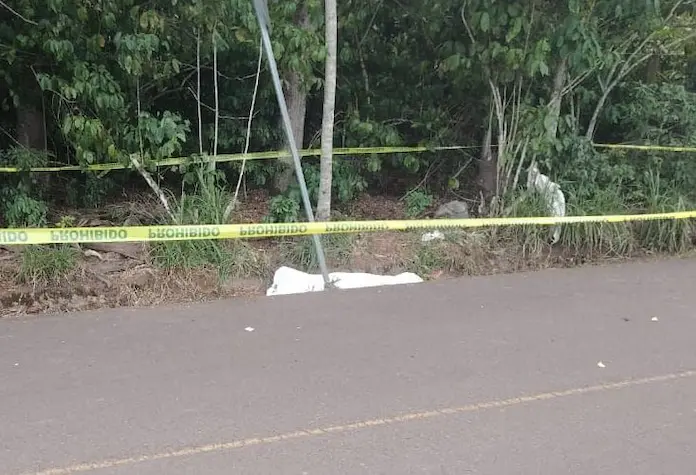 Mujer pierde la vida en accidente de moto; hijo resulta severamente lesionado