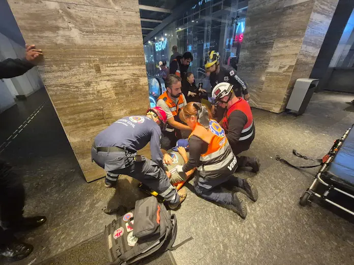 VIDEO | Elevador se desploma en plaza Mítikah: Hay dos personas lesionadas
