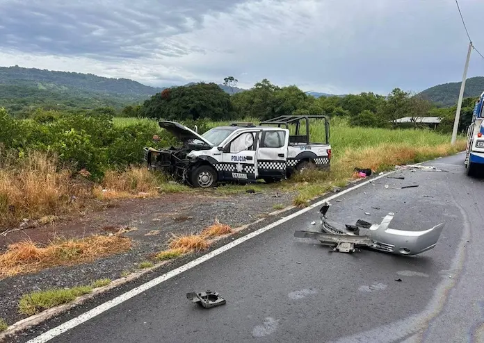 Varios lesionados tras choque frontal entre patrulla y automóvil en la Xalapa–Alto Lucero