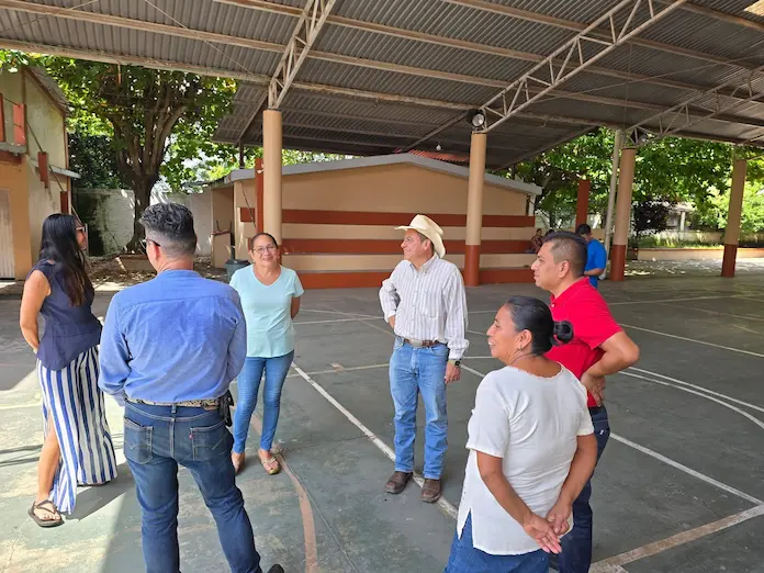 Alcalde de Catemaco sostiene reunión con director de la Escuela Telesecundaria Justo Sierra
