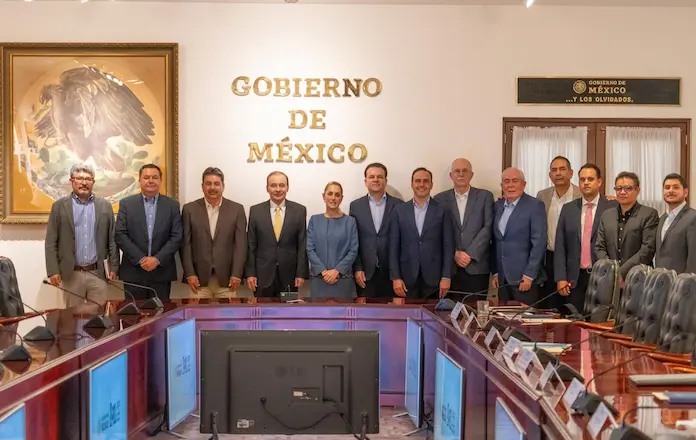 Sheinbaum se reúne con gobernadores para enfrentar la crisis por el cierre de exportaciones de ganado a Estados Unidos