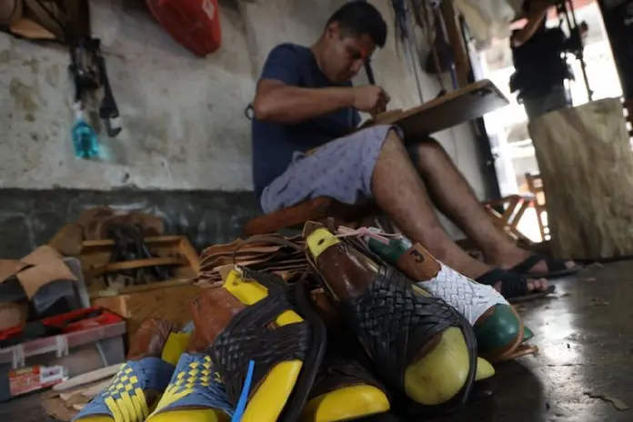 Adidas ofrece disculpa pública a huracheros de Oaxaca por plagio de diseño