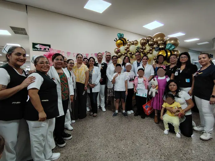 Festeja UMAE del IMSS Veracruz Norte toque de campana de victoria de 7 guerreros sobrevivientes de cáncer
