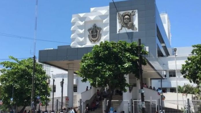 Cesan a director del Hospital de Alta Especialidad de Veracruz; también destituyen a administradora de ese nosocomio