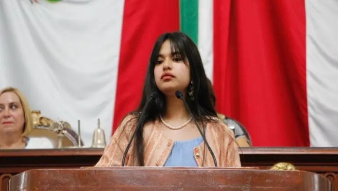 Joven gana premio a la juventud, diputados la ignoran por completo en su discurso y ella arremete contra ellos en plena sesión