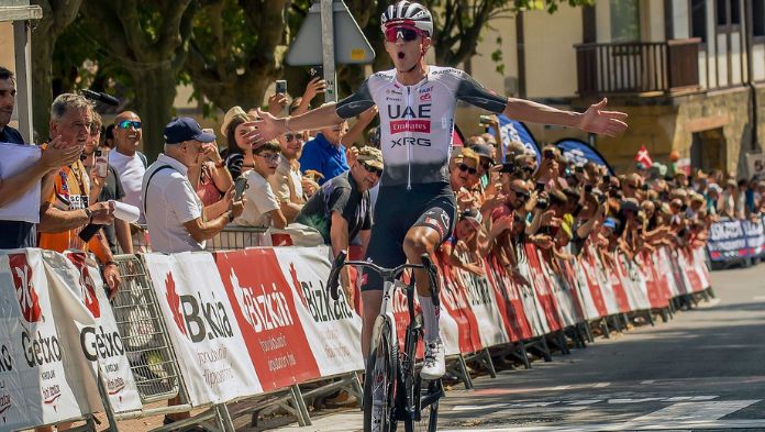 Isaac del Toro gana en el circuito de Getxo en España