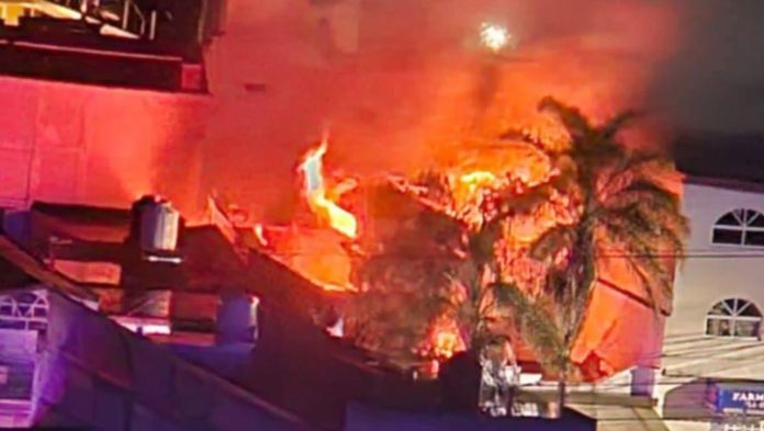 Comando incendia casa de la alcaldesa de Queréndaro, Michoacán