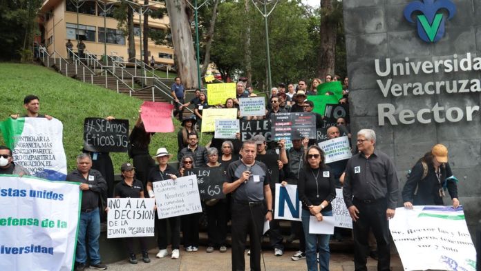 Estalla protesta contra prórroga en Rectoría UV