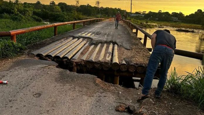 Cierre total del puente deja incomunicadas a comunidades de Texistepec, al sur de Veracruz