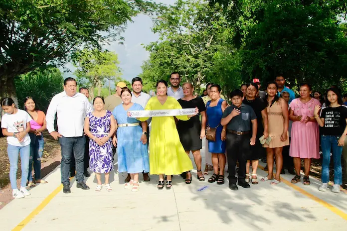 Queda inaugurada la pavimentación en concreto hidráulico del camino principal de la localidad de Los Pinos