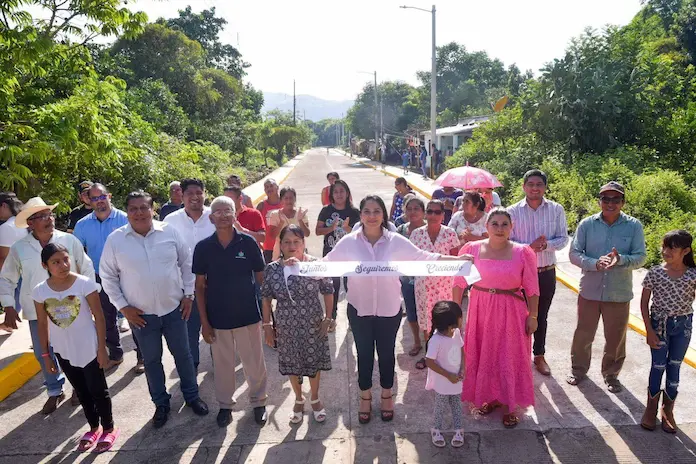 Inauguran obra en la calle Benito Juárez de la localidad de Chininiapan, en Santiago Tuxtla