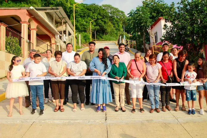 Alcaldesa de Santiago Tuxtla inaugura calles en la colonia Independencia