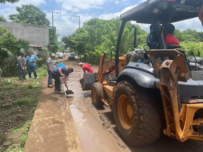 Continúan los trabajos de limpieza en colonias afectadas por deslave