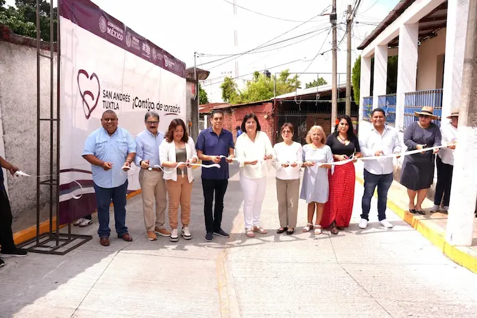 Inaugura alcaldesa de San Andrés Tuxtla, pavimentación de circuito vial en calle Galeana