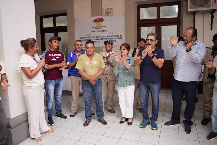 Ayuntamiento de San Andrés Tuxtla, reconocen a Miguel Escribano Polito, por concluir ciclo laboral tras 33 años en el Departamento de Limpia Pública