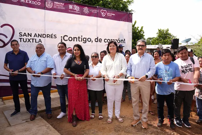 Inaugura alcaldesa de San Andrés Tuxtla, ampliación de red eléctrica y pavimentación en Puerta Nueva