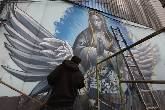 Artistas rinden homenaje con mural a ‘abuelita heroína’ que salvó a su nieta en explosión de pipa