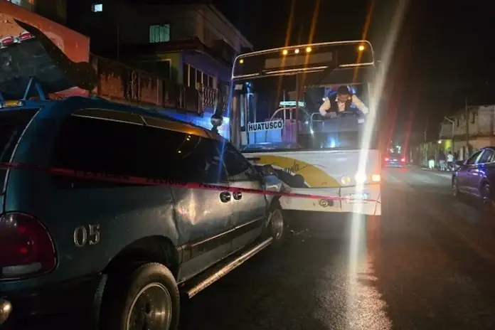 16 heridos tras choque entre autobús y camioneta en carretera de Veracruz